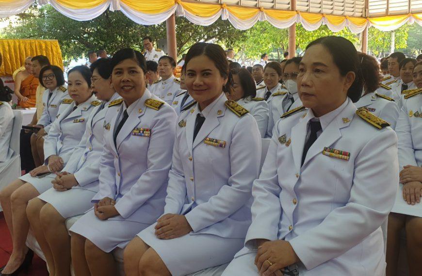 ร่วมพิธีสวดพระพุทธมนต์ และทำบุญตักบาตรถวายเป็นพระราชกุศล เนื่องในวันนวมินทรมหาราช