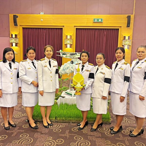 สพป.นครปฐม เขต ๑ ร่วมพิธีถวายราชสักการวางพานพุ่มดอกไม้สด เนื่องในวันพระบิดาแห่งฝนหลวง ประจำปี ๒๕๖๘