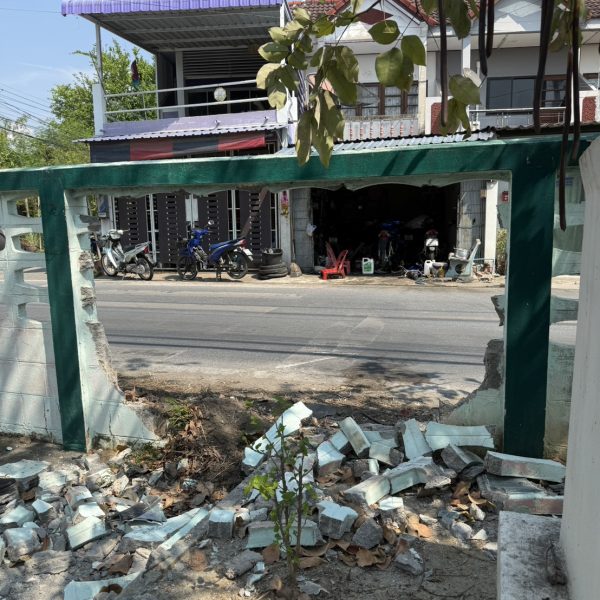 ตรวจสอบเหตุการณ์โรงเรียนบ้านบ่อพลับถูกรถยนต์พุ่งชนกำแพงได้รับความเสียหาย