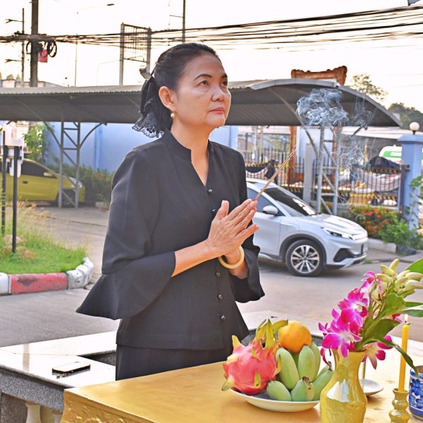 ผอ.สพป.นครปฐม เขต 1 สวดมนต์ไหว้พระสักการะสิ่งศักดิ์สิทธิ์ประจำสำนักงานฯ