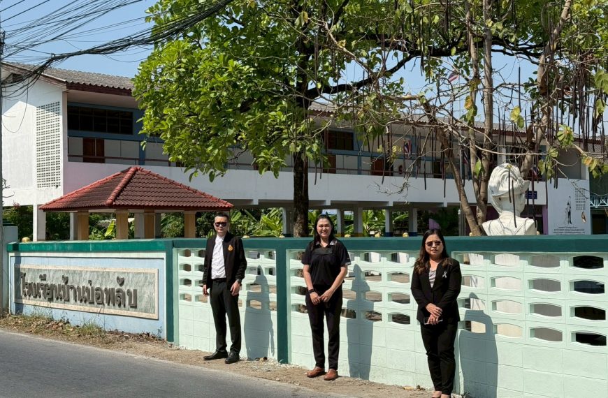 รับมอบรั้วโรงเรียนบ้านบ่อพลับหลังจากซ่อมเรียบร้อยแล้ว