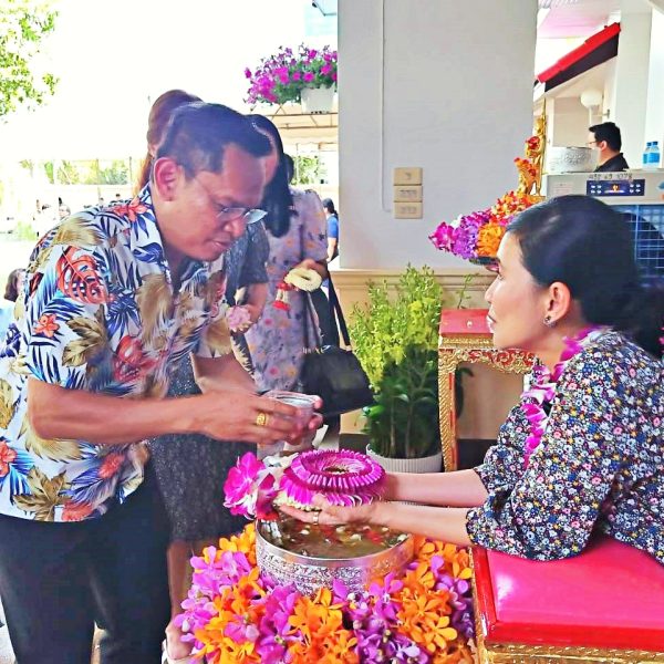 สพป.นครปฐม เขต ๑ ร่วมกิจกรรมสรงน้ำพระและรดน้ำขอพรผู้ว่าราชการจังหวัดนครปฐม เนื่องในประเพณีสงกรานต์ปร…