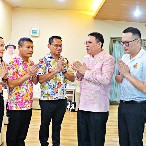 ผอ.สพป.นครปฐม เขต ๑ เข้ารดน้ำขอพร นายพิเชฐ โพธิ์ภักดี เลขาธิการ กพฐ. เนื่องในโอกาสวันสงกรานต์ ประจำป&hellip;