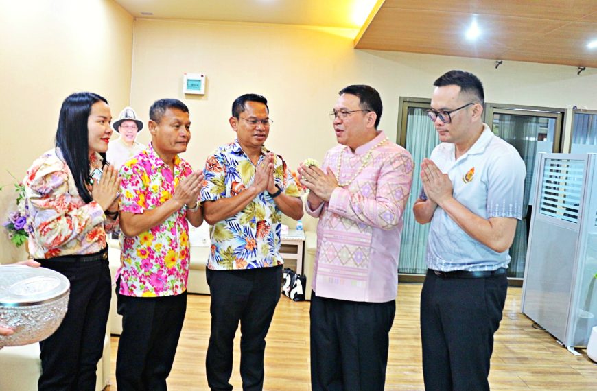 ผอ.สพป.นครปฐม เขต ๑ เข้ารดน้ำขอพร นายพิเชฐ โพธิ์ภักดี เลขาธิการ กพฐ. เนื่องในโอกาสวันสงกรานต์ ประจำป…