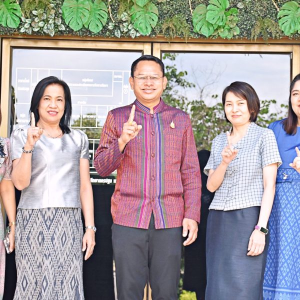 สพป.นครปฐม เขต 1 ร่วมรณรงค์การแต่งกายตามอัตลักษณ์ไทยสู่สากล ภายใต้แนวคิด “ภูมิใจแต่งไทยทั้งแผ่&hellip;