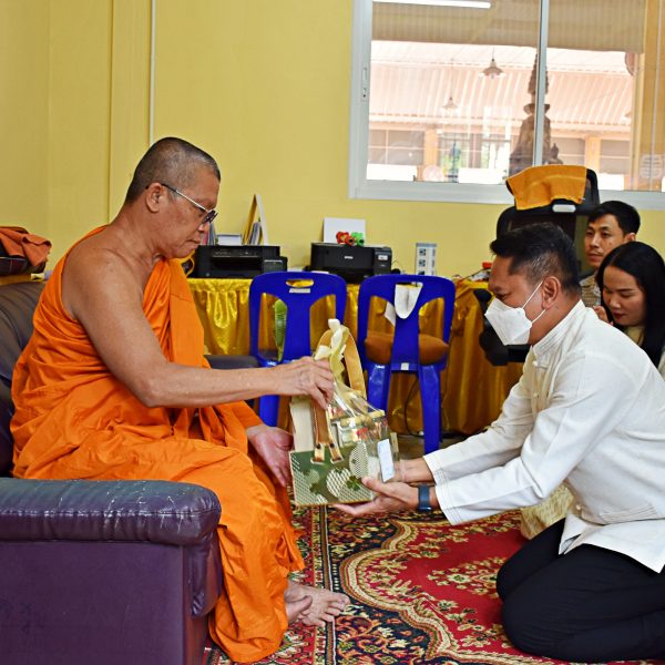 ผอ.สพป.นครปฐม เขต 1 เข้านมัสการพระศรีธีระวงศ์ เจ้าอาวาสวัดพระประโทณเจดีย์ เจ้าคณะอำเภอดอนตูม