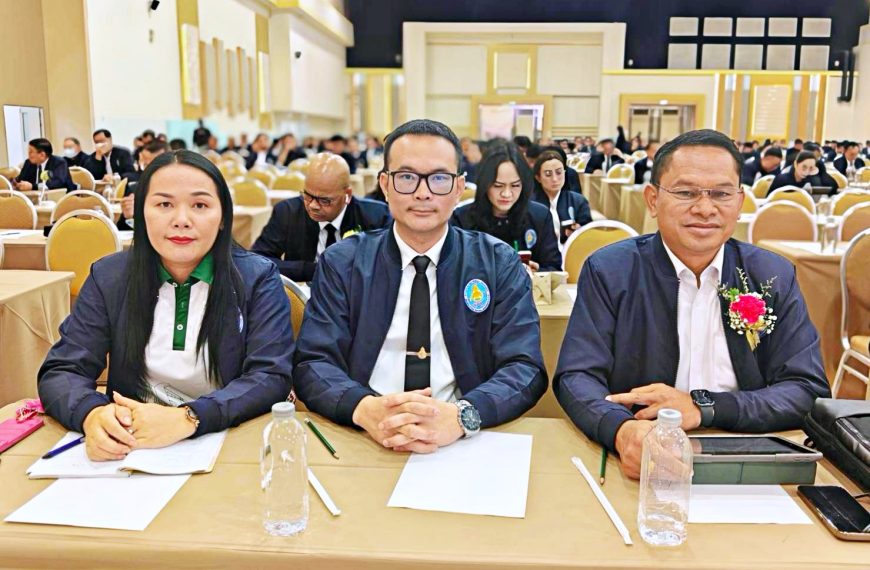 การประชุมสัมมนาการพัฒนาวิชาชีพผู้บริหารการศึกษาขั้นพื้นฐาน “เรื่อง ทิศทางและแนวโน้มกฎหมายการศึกษาที่&hellip;
